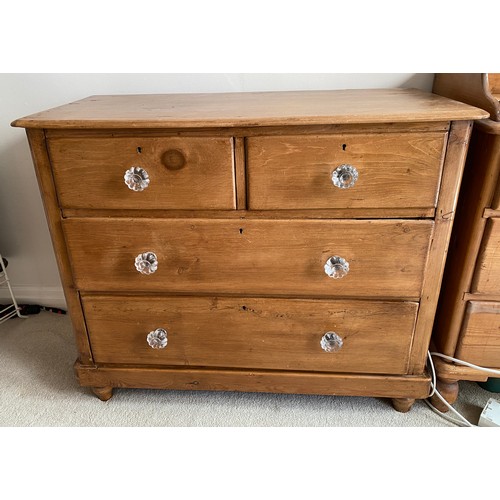 135 - Pine chest of drawers, 2 short drawers over 2 long with glass knobs. 81 h x 98 w x 45cm.