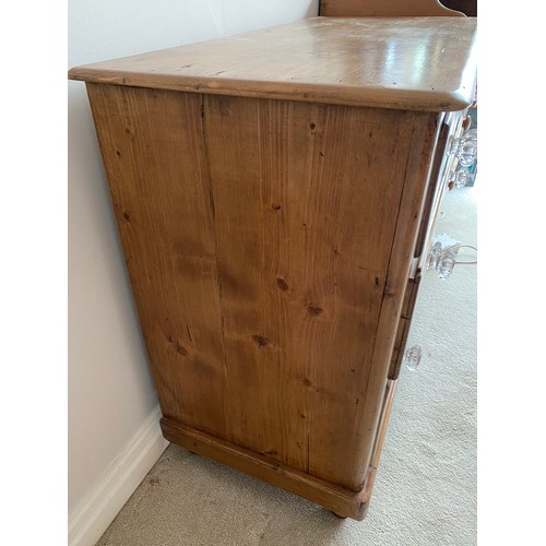 135 - Pine chest of drawers, 2 short drawers over 2 long with glass knobs. 81 h x 98 w x 45cm.