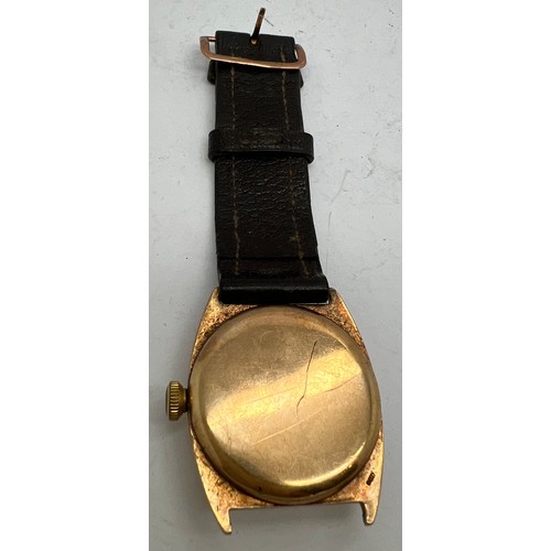 914 - A 9ct gold gentleman's Waltham U.S.A. wristwatch with 9ct gold buckle to strap. Total weight 32.7gm.