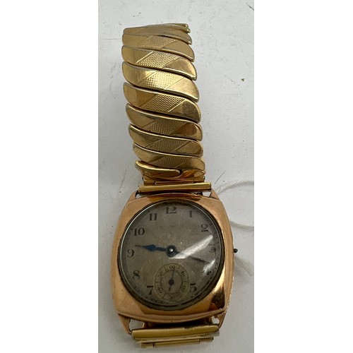 915 - A 9ct gold gentleman's wristwatch with expanding metal bracelet. Total weight 40.2gm.