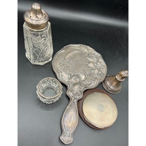 871 - Miscellaneous silver to include pepperette, silver topped glass salt, silver topped glass sugar shak... 