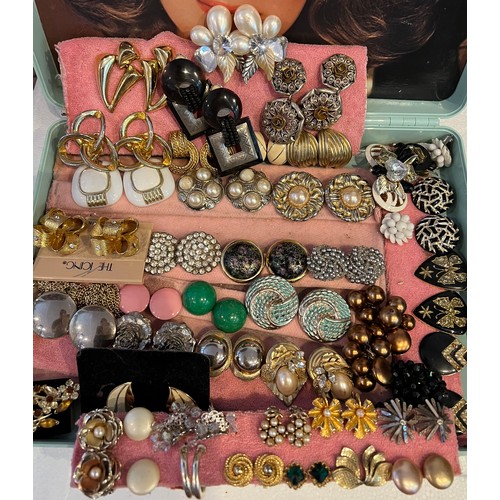 534 - A large quantity of vintage clip on earrings.