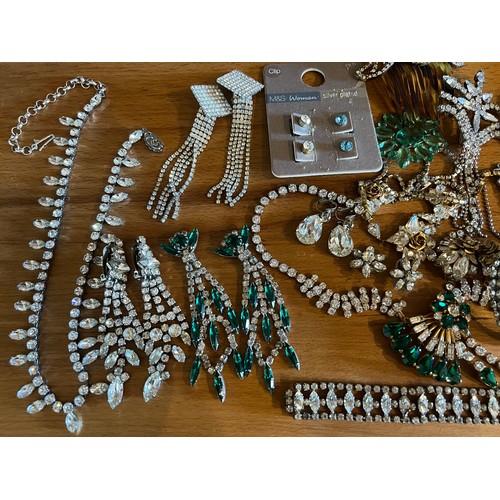 535 - A quantity of vintage diamante jewellery.