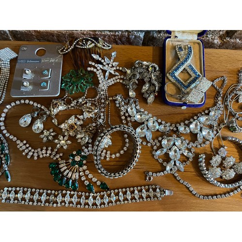 535 - A quantity of vintage diamante jewellery.