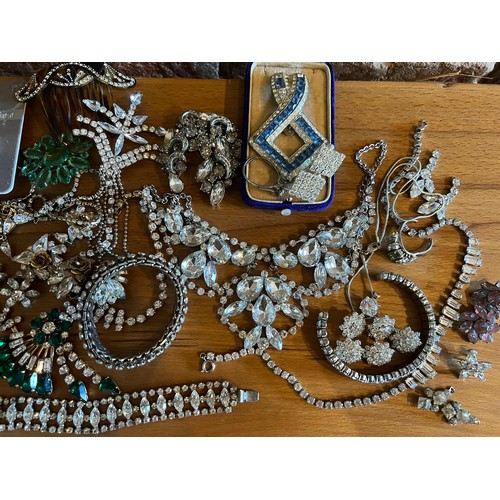 535 - A quantity of vintage diamante jewellery.