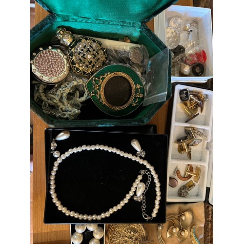 538 - A large quantity of vintage jewellery, some in boxes to include: brooches, earrings, beads, bracelet... 