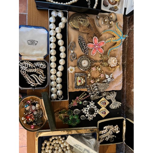 538 - A large quantity of vintage jewellery, some in boxes to include: brooches, earrings, beads, bracelet... 