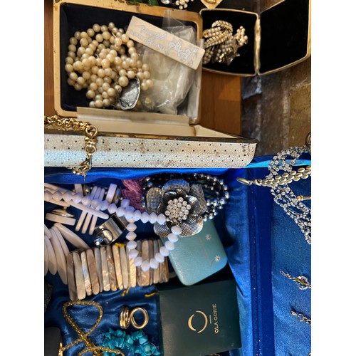 538 - A large quantity of vintage jewellery, some in boxes to include: brooches, earrings, beads, bracelet... 