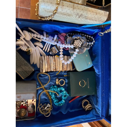 538 - A large quantity of vintage jewellery, some in boxes to include: brooches, earrings, beads, bracelet... 