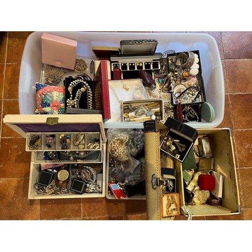 539 - A very large quantity of costume jewellery etc some contained in a vintage vanity  box and jewellery... 