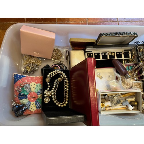 539 - A very large quantity of costume jewellery etc some contained in a vintage vanity  box and jewellery... 