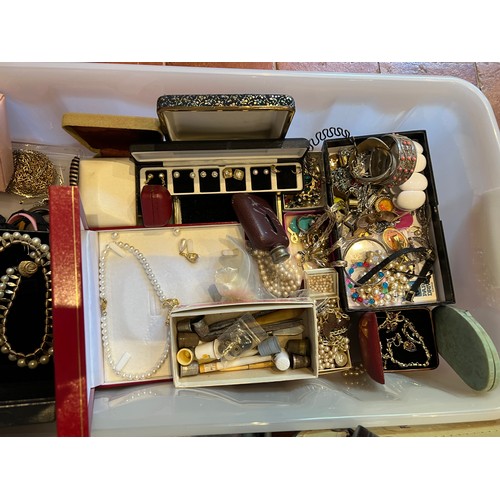 539 - A very large quantity of costume jewellery etc some contained in a vintage vanity  box and jewellery... 