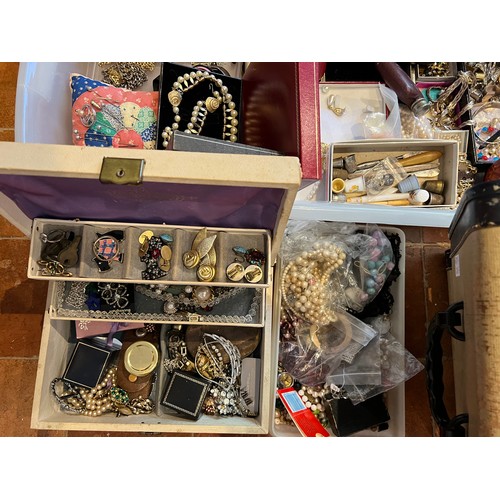 539 - A very large quantity of costume jewellery etc some contained in a vintage vanity  box and jewellery... 