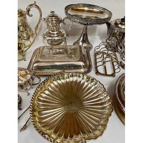 786 - Quantity of silver plate to include coffee pots, tea pots, two tureen dishes with lids, cream jugs, ... 