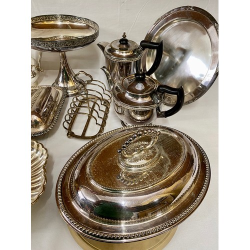 786 - Quantity of silver plate to include coffee pots, tea pots, two tureen dishes with lids, cream jugs, ... 