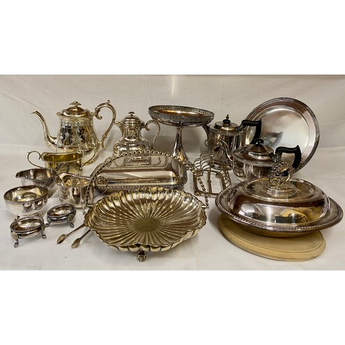 786 - Quantity of silver plate to include coffee pots, tea pots, two tureen dishes with lids, cream jugs, ... 