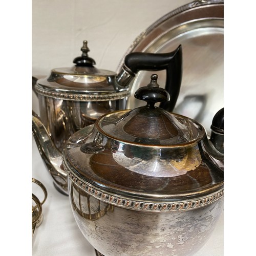 786 - Quantity of silver plate to include coffee pots, tea pots, two tureen dishes with lids, cream jugs, ... 