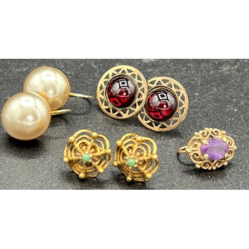 570 - Nine carat gold earrings to include cabochon garnet, single amethyst, turquoise and pearl. Total wei... 