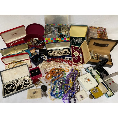 533 - Collection of costume jewellery to include mainly necklaces, earrings, brooches etc. Two brooches ma... 