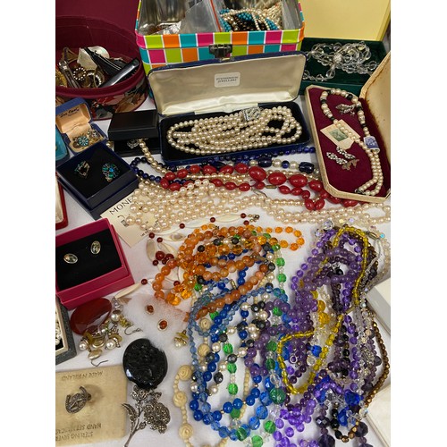 533 - Collection of costume jewellery to include mainly necklaces, earrings, brooches etc. Two brooches ma... 