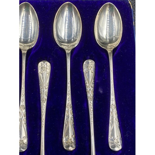 791 - A set of twelve Edwardian rat tailed silver teaspoons in original box, Sheffield 1915, maker Joseph ... 