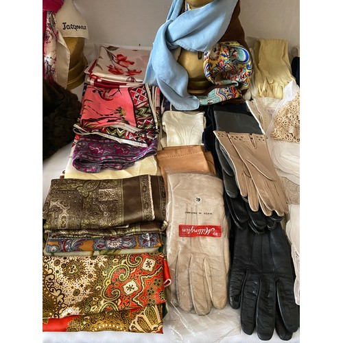 712 - Various items to include: a quantity of gloves, majority leather and some lightweight, along with a ... 