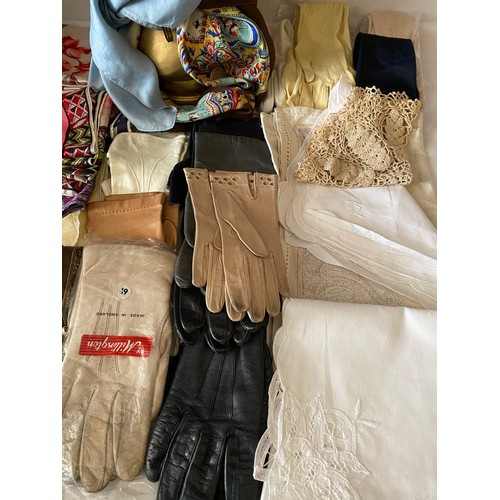 712 - Various items to include: a quantity of gloves, majority leather and some lightweight, along with a ... 