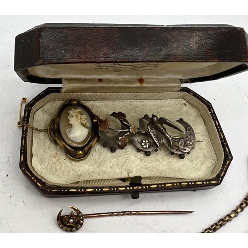 572 - A collection of 19thC jewellery to include silver brooch, chain, cameo brooch and an 18ct gold and s... 