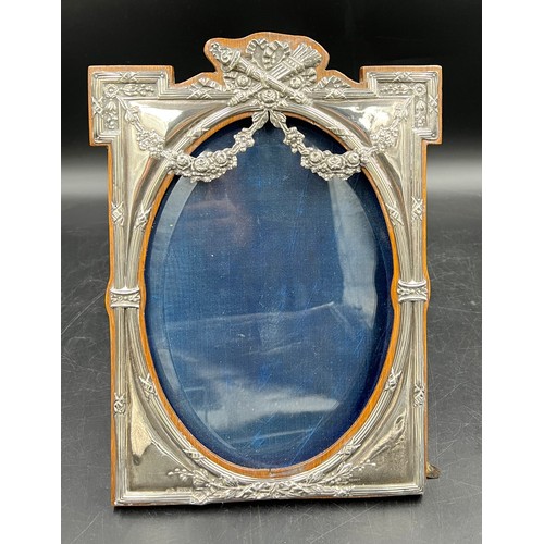 804 - Decorative oval silver photograph frame on wooden back Chester 1909, makers mark rubbed. 29 x 22cm. ... 