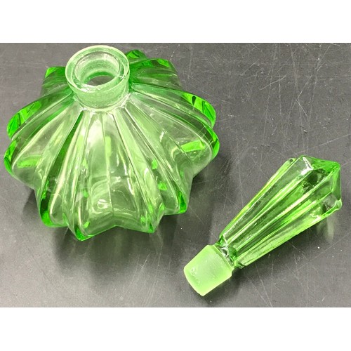 499 - Seven pieces of green glass to include a pair of decanters 17cm h, 3 small glasses 13cm h x 6.5cm d,... 