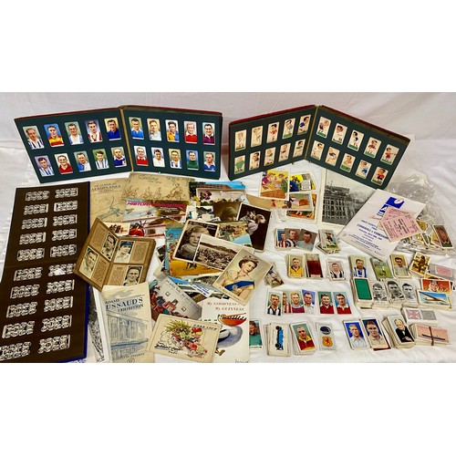 1060 - A large quantity of cigarette cards to include Wills, Player's, famous footballers Carreras, Ogden's... 