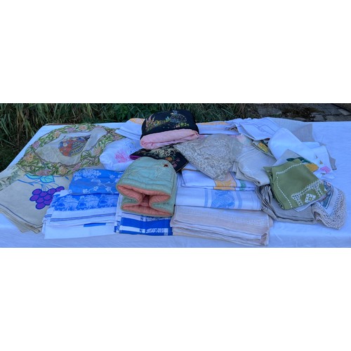 690A - A quantity of vintage embroidered linen and tablecloths, tea cosies etc