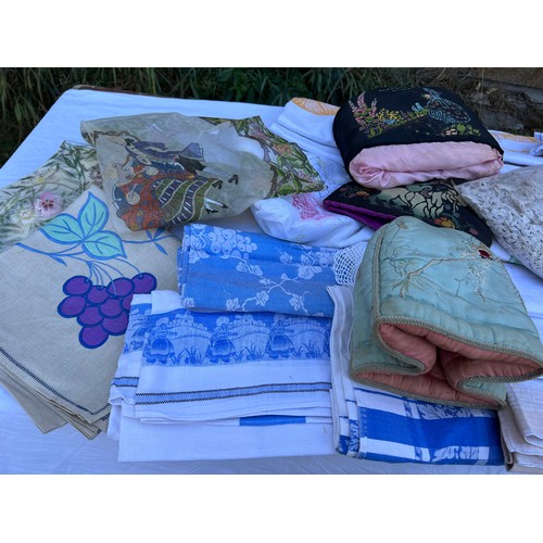 690A - A quantity of vintage embroidered linen and tablecloths, tea cosies etc