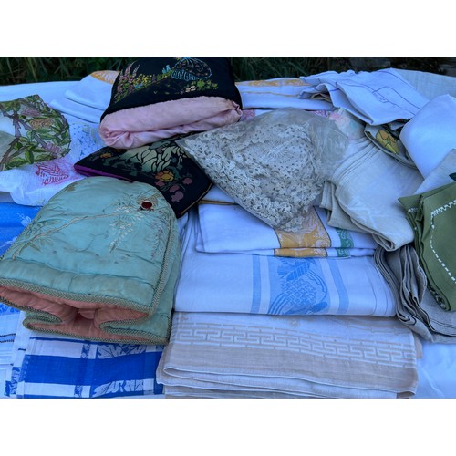 690A - A quantity of vintage embroidered linen and tablecloths, tea cosies etc