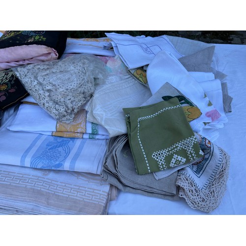 690A - A quantity of vintage embroidered linen and tablecloths, tea cosies etc