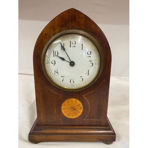 1028 - Mahogany inlaid mantel clock 24cm h x 16.5cm w x 9cm d, on four brass feet. Has key.