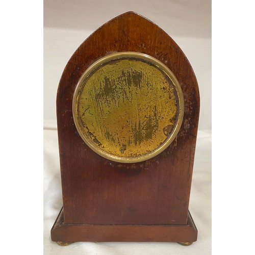 1028 - Mahogany inlaid mantel clock 24cm h x 16.5cm w x 9cm d, on four brass feet. Has key.