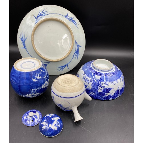 764 - Four pieces of blue and white Oriental ware to include charger 29.5cm diameter, bowl 21.5cm diameter... 