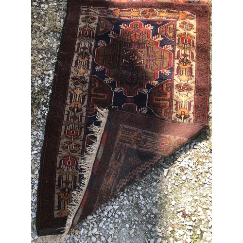 1138 - Oriental rug predominantly red. 128 l x 85cm w.