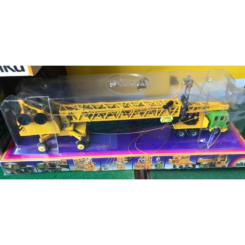 987 - Siku model vehicles, boxed, 3950 Combine Harvester, 3913 Tractor Truck with Crane, 4010 Hydraulic Cr... 