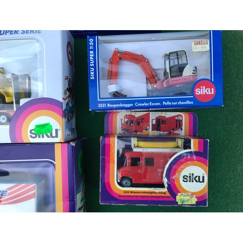 989 - Siku trucks collection, 8 models all boxed including 3812 Truck with Carport, 3722 Truck with Circus... 