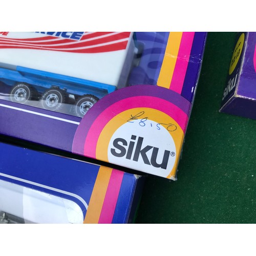 989 - Siku trucks collection, 8 models all boxed including 3812 Truck with Carport, 3722 Truck with Circus... 