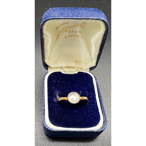 558 - A 9ct gold ring set with single moonstone, size O, 3.3gm weight.