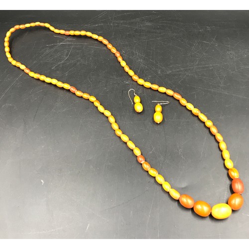 543 - Butterscotch amber beads and matching drop earrings, necklace measures approx 90cm in total, drop on... 