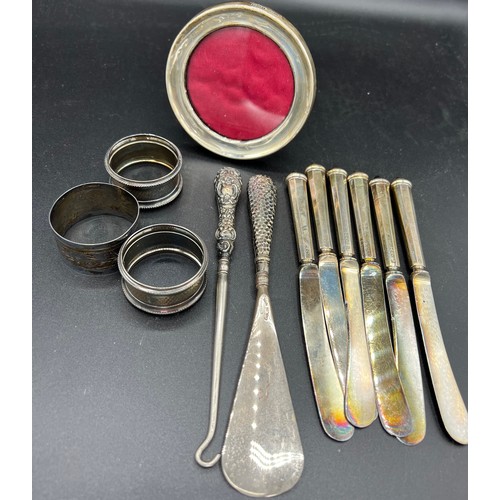 829 - Silver to include circular photograph frame, silver handled button hook and shoe horn, silver handle... 