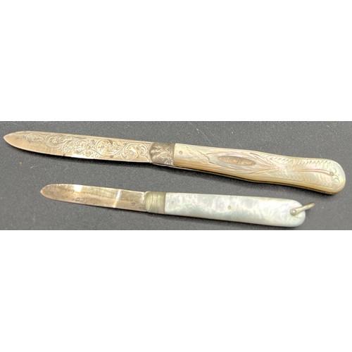 823 - Two silver and mother of pearl fruit knives, Sheffield 1891 maker John Yeomans Cowlishaw and Birming... 