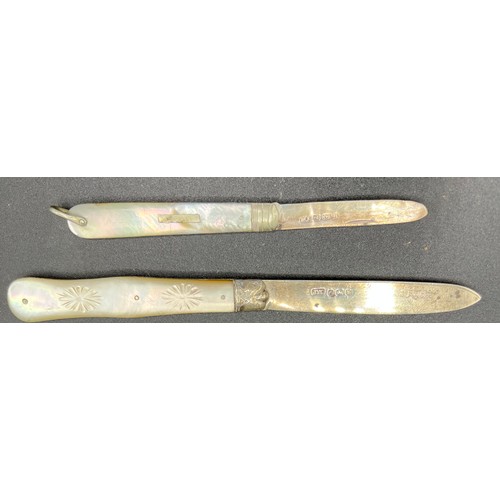 823 - Two silver and mother of pearl fruit knives, Sheffield 1891 maker John Yeomans Cowlishaw and Birming... 