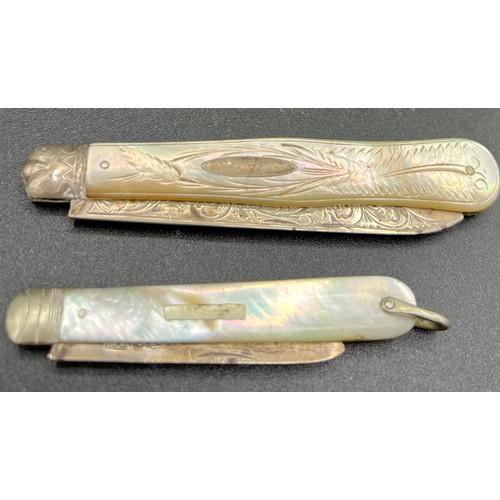 823 - Two silver and mother of pearl fruit knives, Sheffield 1891 maker John Yeomans Cowlishaw and Birming... 