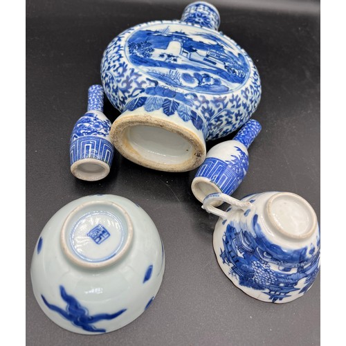 760 - Chinese blue and white ceramics to include moon flask vase. 22cm h.