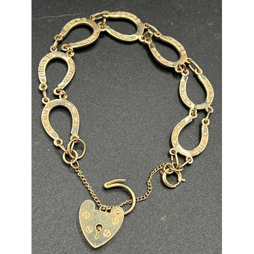 546 - A 9ct gold horseshoe bracelet. Weight 11.9gm.